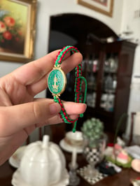 Image 2 of Pulsera de la Medalla de San Benito (rojo/verde) 