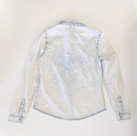 Image 2 of Women’ Charlotte Russe White/Denim Blue Washed Long Sleeve Snap Closure Top