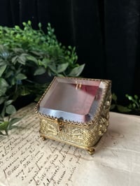 Image 2 of Magnifique boite à bijoux en verre et laiton et soie capitonnée rouge. XIXème s.