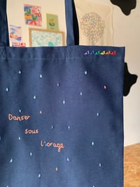 Image 2 of Tote bag brodé - Danser sous l'orage