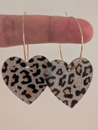 Image 5 of Boucles d'oreilles  coeur léopard 