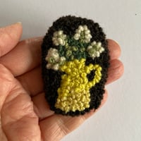 Yellow jug brooch 4/26