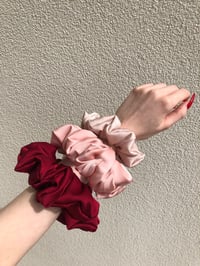Image 12 of SCRUNCHIE OVERSIZED + STANDARD WINE