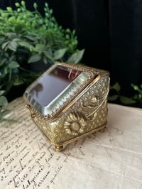 Image 10 of Magnifique boite à bijoux en verre et laiton et soie capitonnée rouge. XIXème s.