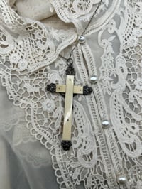 Image 5 of Grande croix, pendentif du 19ème siècle, en os et argent plaqué poinçonné. 