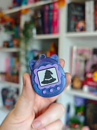 Image 3 of Llavero clicker tamagotchi gato purpurina
