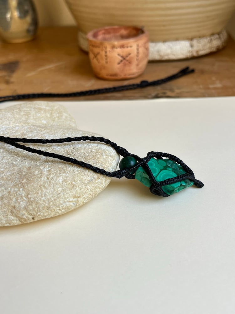 Image of Macrame pendant with raw malachite 