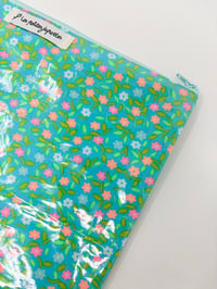 Image 2 of Pochette à maillots pétrole et fleurs fluo