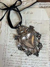 Image 8 of Ex-voto en forme de cœur sacré GR (pour Grâce rendue) en métal plaqué argent!  XIX eme siècle