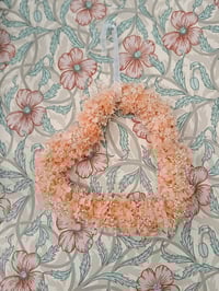 Image 2 of Couronne hortensia pêche et gypsophile blanc