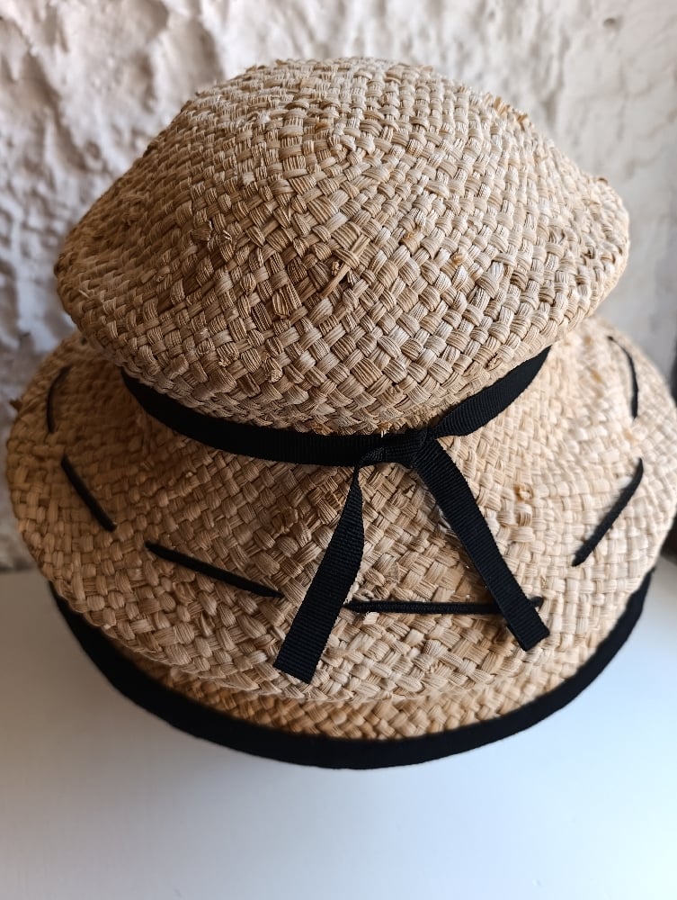 Image of Cappello Abat-jour dettagli neri
