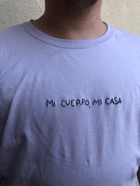 Image 2 of Camiseta “mi cuerpo, mi casa” lavanda