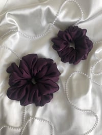 Image 7 of SCRUNCHIE OVERSIZED PLUM/ŚLIWKA
