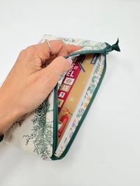 Image 4 of Pochette à livre LA LECTRICE Coton toile de Jouy vert sapin