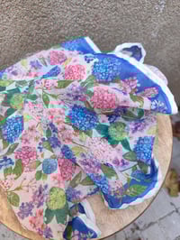 Image 2 of Pañuelo mediano HORTENSIAS blanco