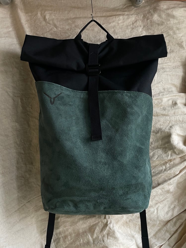 Image of s i r a  22L  - black x suede