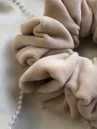 Image 10 of SCRUNCHIES OVERSIZED & STANDARD BEIGE/BEŻ