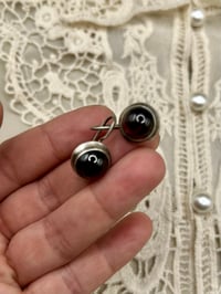 Image 5 of Belles boucles d’oreilles en argent massif, avec deux beaux cabochons en grenats! Vintage