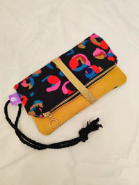 Image 1 of Maxi Cartera ZARVAJE NEGRO, con mostaza y elástico dorado