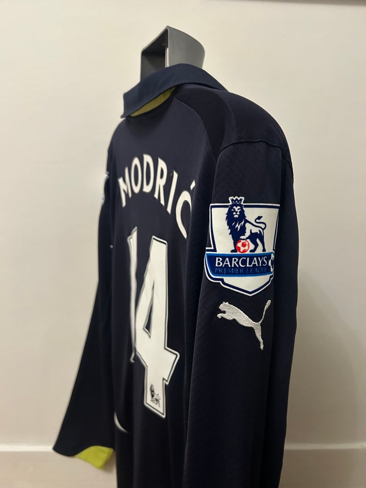Image of Tottenham Hotspur “MODRIĆ 14” 2010/11 Long Sleeve Third Shirt + patches (L)