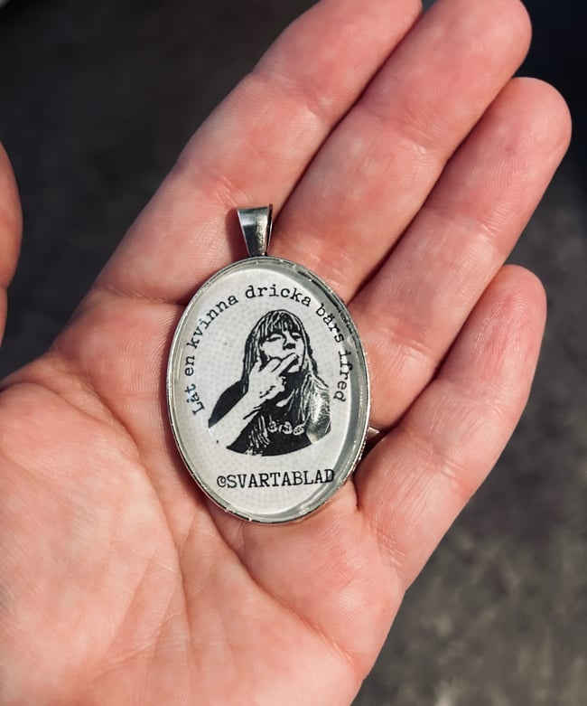 Hängsmycke- Låt en kvinna dricka bärs