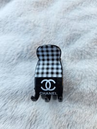 Image 2 of Medium clips to hold Whenu