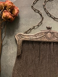 Image 8 of Sac aumônière en plaqué argent du XIXème siècle, avec anse en chaîne.