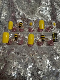 Image 3 of  Bee 🐝 flower 🌼3d gel press,on nails 