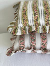 Image 4 of Coussin rayé et fleuri à volants