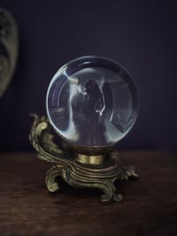 Image 2 of Boule de cristal de bohème de 12cm et son support en régule doré XIXème siècle