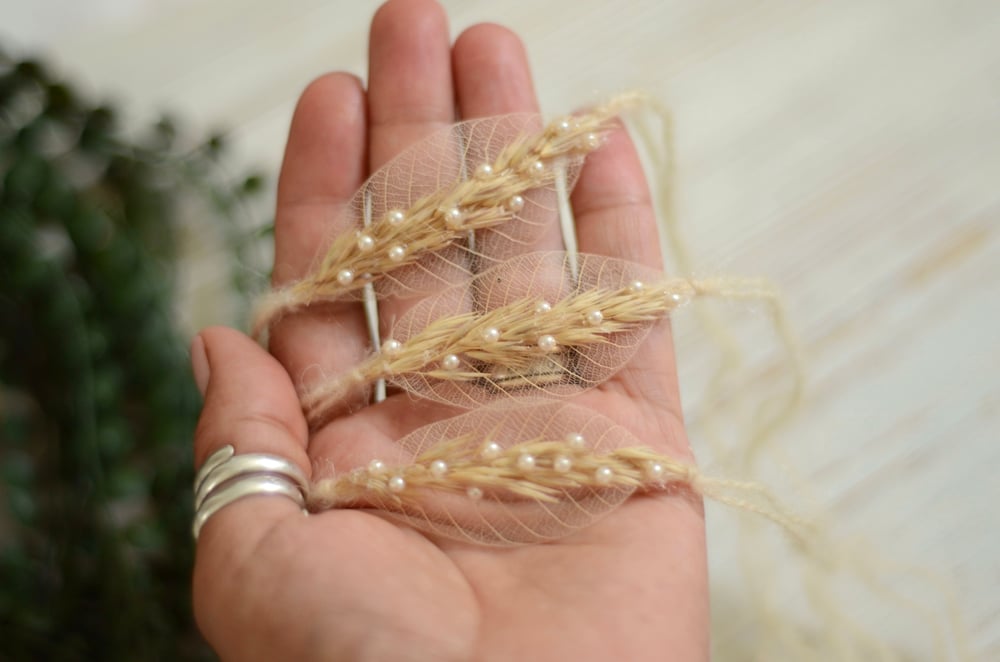 Image of Grass and pearls leaf tieback 