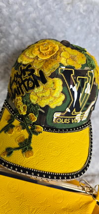 Image 3 of 12 Yellow large kiss lock w/ hat