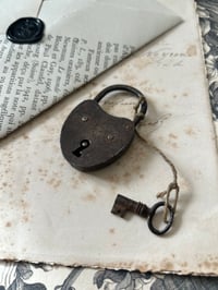 Image 1 of Cadenas coeur en fer et sa clé, 1900.