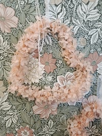 Image 2 of Couronne hortensia nude et gypsophile pêche 