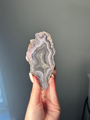 PURPLE SPECALED LAGUNA AGATE WITH PARALAX FROM MEXICO