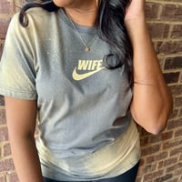 ASPHALT/CREAM WIFE SPORT BLEACH WASH TEE