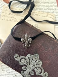 Image 5 of Superbe broche fleur de lys en argent massif poinçonné, mis en ras de cou, XIXème s.