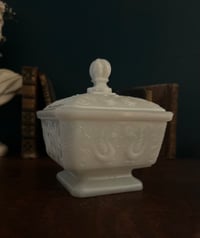 Image 1 of Boîte en opaline, décor de chimères et feuilles d’acanthes, 1950