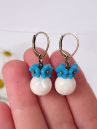 Image 2 of Boucles d'oreilles nacre et fleurs bleues 