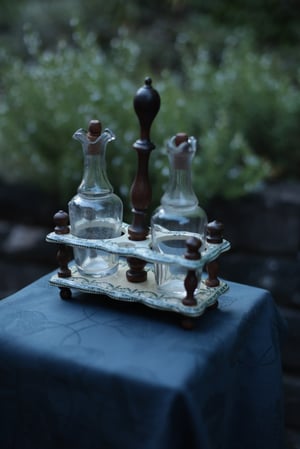 Image of Essig und Ölfläschchen mit gedrechseltem Holzgestell, Fayencefassung,, französisch