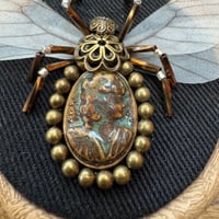 Image 2 of Cameo bee (b, 2.5 inches)