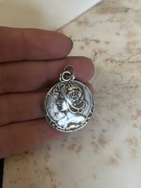 Image 2 of Pendentif Art Nouveau, Femme aux coquelicots, porte-photo coulissant, plaqué argent, 1900