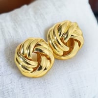 Simple stud earrings 