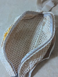 Image 5 of Sac banane paille synthétique et broche au crochet fait mains