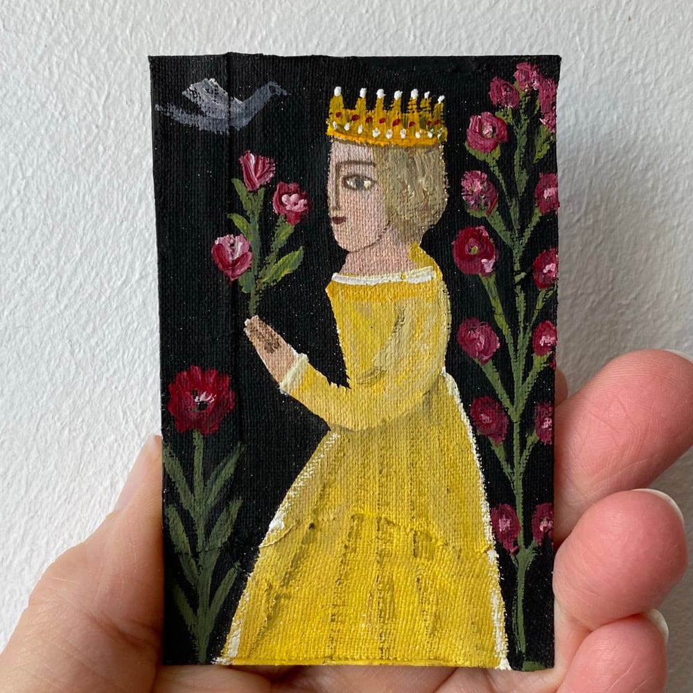 Image of queen of roses - a tiny portrait