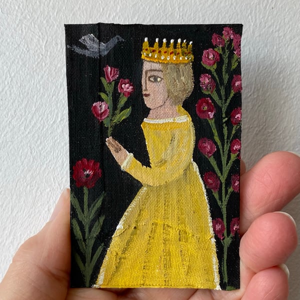 Image of queen of roses - a tiny portrait