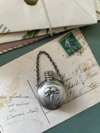 Image 1 of Superbe fiole à châtelaine d’époque Art Nouveau, plaqué argent.