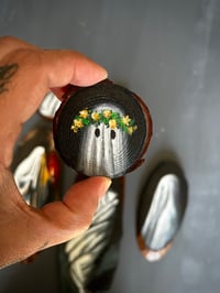 Image 2 of Mini retrato de fantasma con flores