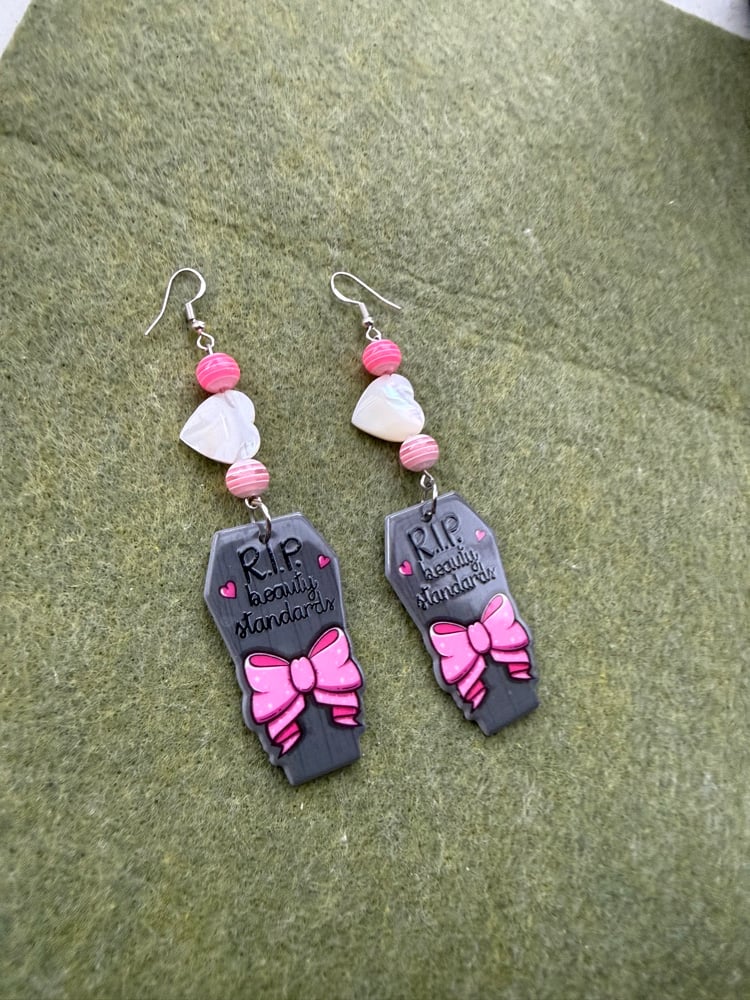 Image of Beauty standard bow earrings 🎀🤍