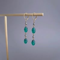 Image 2 of Boucles d’oreilles longues style vintage vert sombre et pyrite facettée 